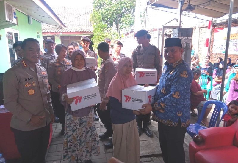 Polres Metro Bekasi Kota salurkan paket sembako bagi masyarakat.