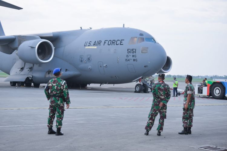 Pesawat milik United States Pacific Air Force (US PACAF) atau Angkatan Udara Amerika Serikat, C-17 Globe Master III, mendarat di Bandar Udara Kualanamu, Medan, pada Sabtu (17/6/2023). 