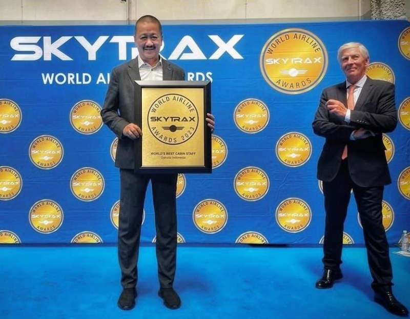 Ditut Garuda saat menerima penghargaan dari Skytrax