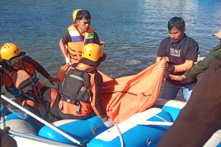 TIM SAR saat mengevakuasi jenazah 2 remaja yang tewas tenggelam di Danau Toba, Senin (19/6/2023)(Dok Polres Taput)