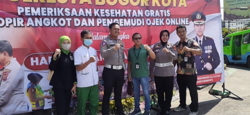 Satuan Lalulintas (Satlantas) Polresta Bogor Kota bekerjasama dengan Rumah Sakit (RS) Azra menggelar bakti Kesehatan dengan sasaran pengemudi Angkutan Perkotaan (Angkot) di Terminal Baranangsiang, Kota Bogor.