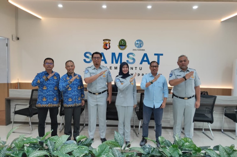 Direktur Operasional PT Jasa Raharja, Dewi Aryani Suzana kunjungi Samsat Digital Leuwi Panjang. (Ist)