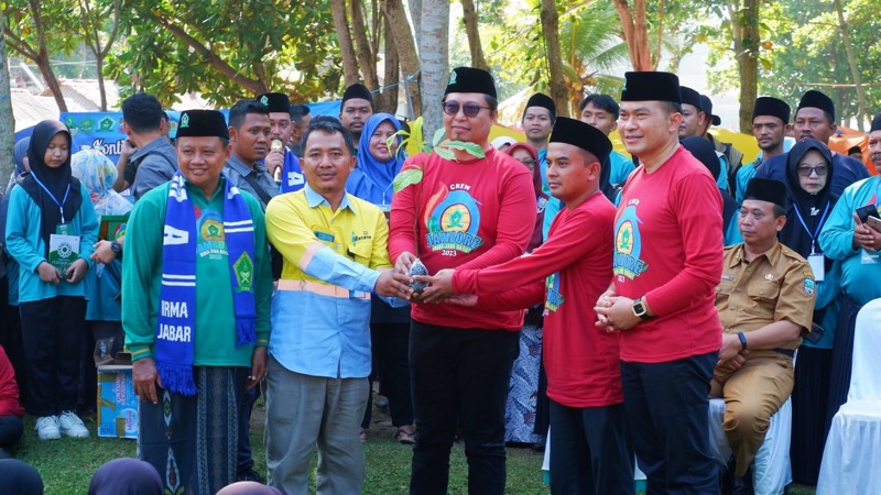 Pemberian bibit pohon diberikan secara simbolis oleh Kepala PT Jasa Raharja Cabang Utama Jawa Barat, Dodi Apriansyah kepada Pembina Ikatan Remaja Masjid (IRMA) Jawa Barat, Rifa Anggyana.