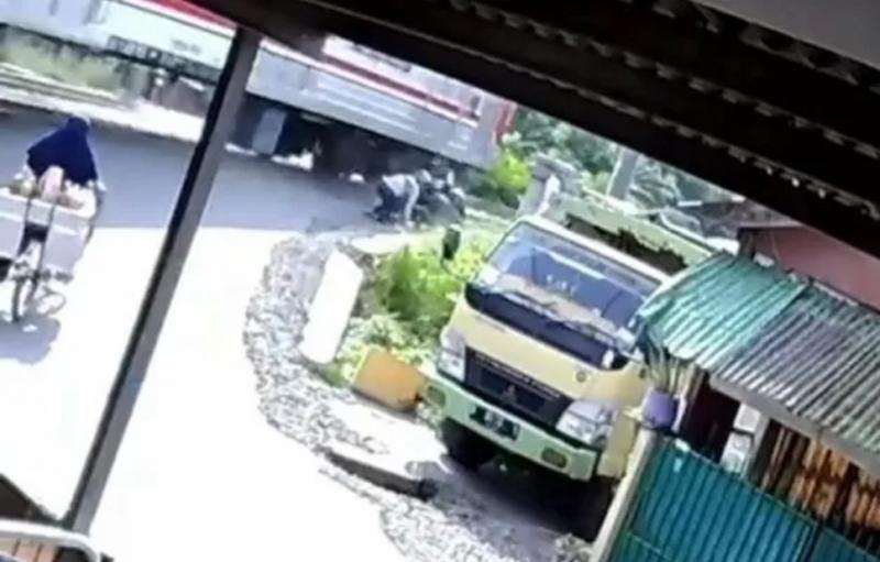 Viral di media sosial video rekaman CCTV seorang pengendara motor hampir terlindas kereta rel listrik (KRL) di Jalan Alas Tua, Kalideres, Jakarta Barat, Senin (19/6). (Instagram)