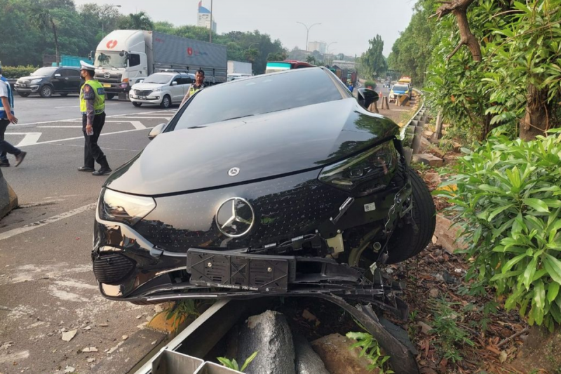 kecelakaan mobil listrik mercedes-benz EQE (instagram.com/TMCPoldametro)