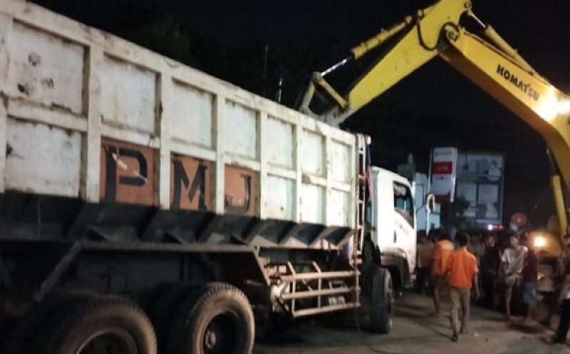 Dump truk yang mengalami kecelakaan di depan RSUD Banten.