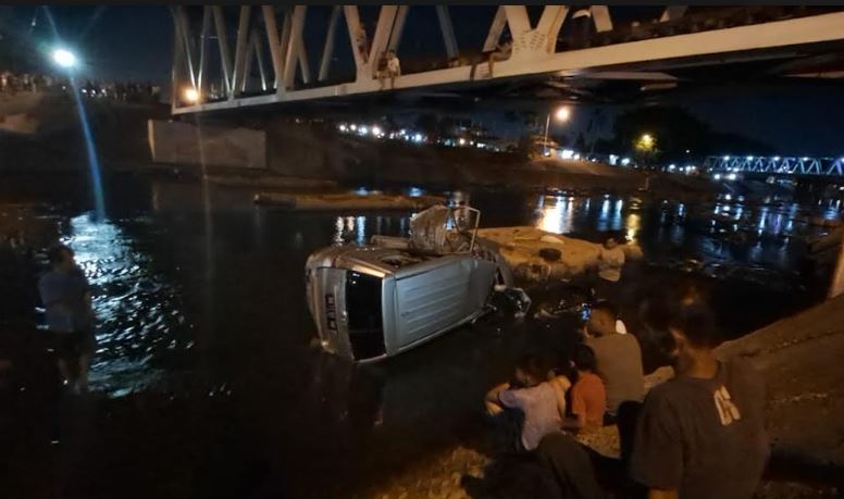 Satu unit minibus terpental dan masuk ke dalam aliran sungai Banjir Kanal Alai Parak Kopi setelah ditabrak oleh kereta api di Kecamatan Padang Utara, Kota Padang, Sumatera Barat, Rabu 21 Juni 2023.
