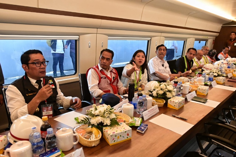 Rapat di atas Kereta Cepat Jakarta-Bandung