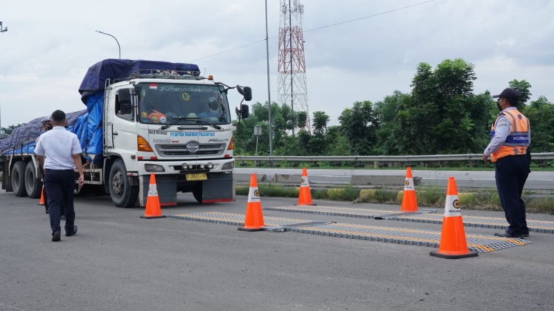 Angkutan barang di jalan tol