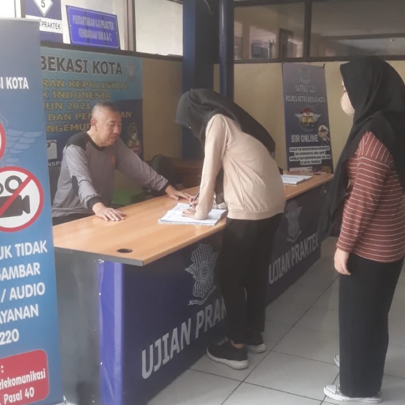 Pendaftaran ujian praktik SIM di Polres Metro Bekasi Kota.