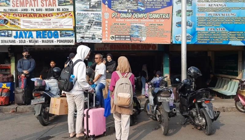 Penumpang bus tujuan ke sejumlah daerah ramai hendak berangkat dari Terminal Bakasi, Senin (26/6/2023).