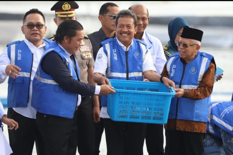 Wapres Ma`ruf Amin didampingi Menteri KKP Sakti Wahyu Trenggono panen udang vaname di tambak Budidaya Udang Berbasis Kawasan (BUBK) di Kebumen, Jawa Tengah, Senin (26/6/2023). Wapres menyebut BUBK Kebumen sebagai terobosan pengelolaan tambak udang terintegrasi hulu-hilir dalam satu kawasan yang terukur dan berkelanjutan.