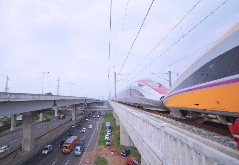 Rangkaian Kereta Inspeksi KCJB dan Kereta Penumpang diuji coba gandeng pada Ahad (25/6/2023).