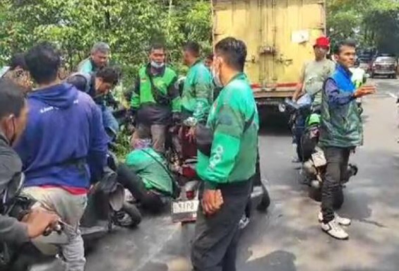 Truk muatan terigu rem blong hantam empat sepeda motor.