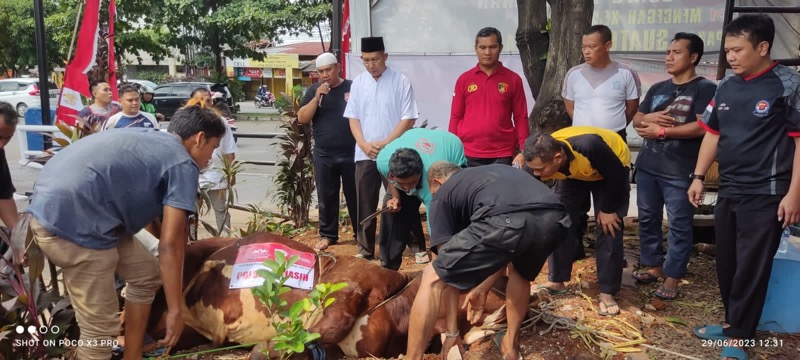 Penyembelihan hewan kurban berupa satu ekor sapi langsung dipimpin oleh Kapolsek Jatiasih, Kompol Suroto bersama personel dari Polsek Jatiasih.