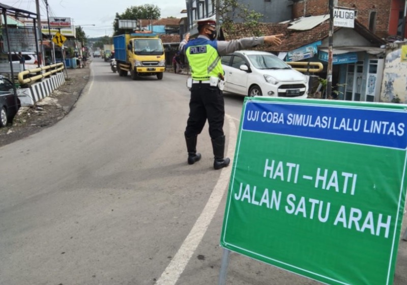 Pihak kepolisian siap menerapkan one way atau satu arah, dimana hal itu menyusul kemacetan di jalan menuju objek wisata Lembang, Kabupaten Bandung Barat (KBB), Jumat (30/6/2023). (Ist)