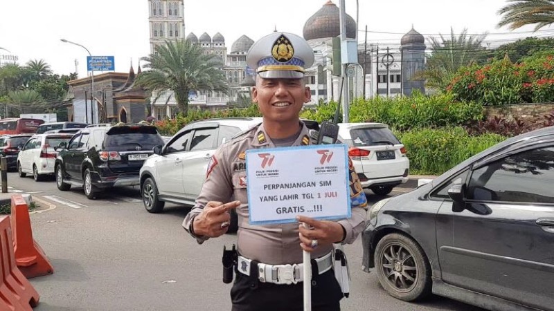 Petugas Satlantas Polres Bogor, memberikan perpanjangan SIM secara cuma-cuma atau gratis, bagi pengendara yang dapat menunjukkan kartu identitas dirinya lahir pada tanggal 1 Juli. (Ist)