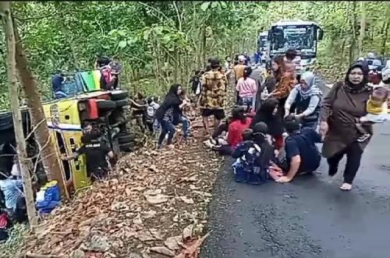 Bus Trans Jogja terguling gegara tak kuat menanjak. (Ist)