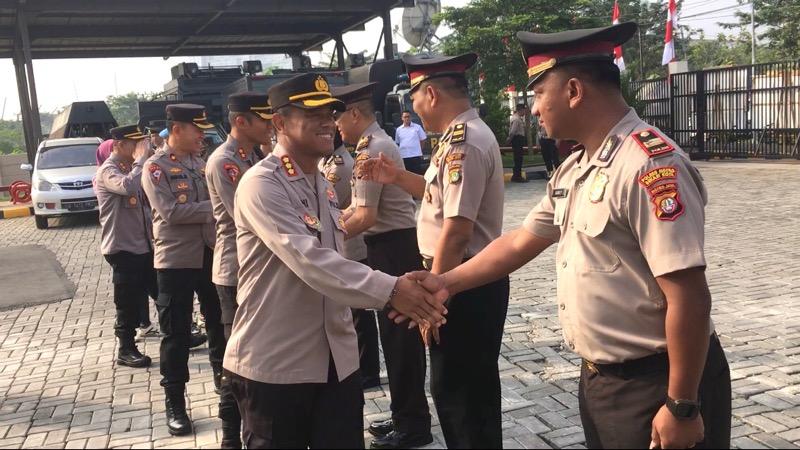 Kapolres Metro Bekasi Kota Kombes Pol Dani Hamdani memberikan selamat kepada personel.