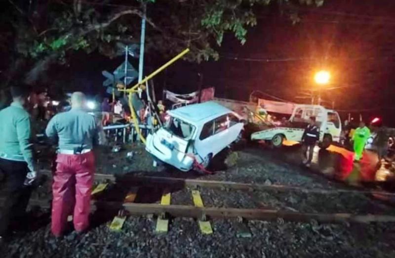 Evakuasi mobil Daihatsu Xenia setelah tertabrak kereta api di perlinasan Beji, dekat markas Yonkav Beji, Ahad (2/7) petang. (Istimewa)