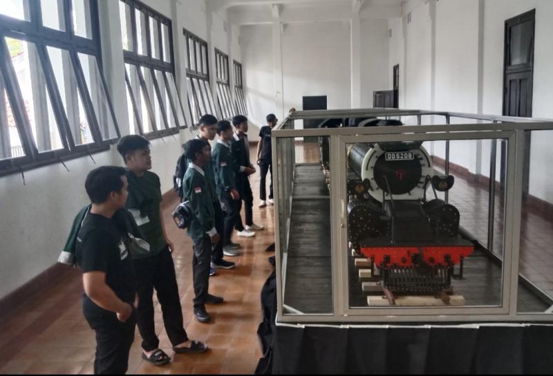 Museum Lawang Sewu menghadirkan miniatur lokomotif kereta api uap selama bulan Juli 2023. 
