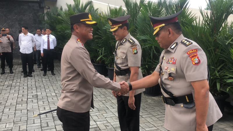 Kapolres Metro Bekasi Kota Kombes Pol Dani Hamdani berikan selamat kepada Kabagsumda yang baru.