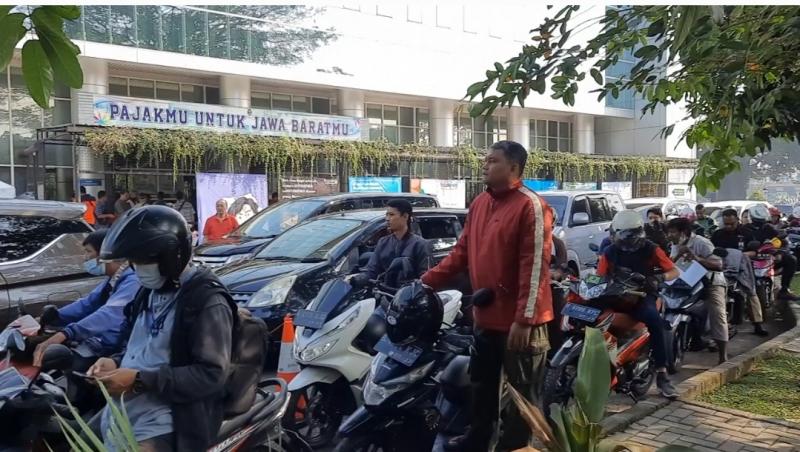 Masyarakat yang akan melakukan cek fisik kendaraan mengantre di Samsat Kota Bekasi, Jawa Barat, Selasa (4/7/2023).