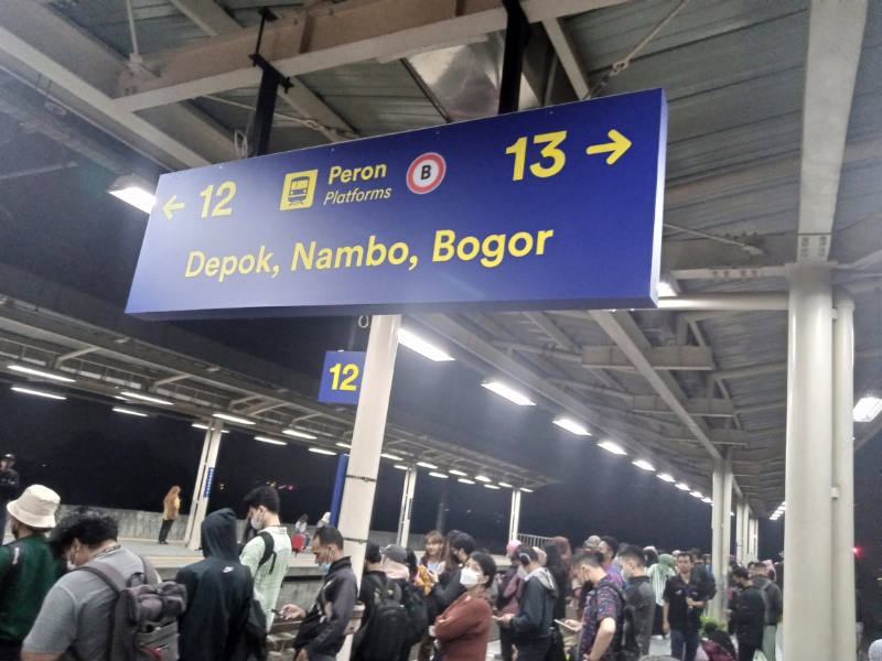 Suasana di Stasiun Manggarai malam ini