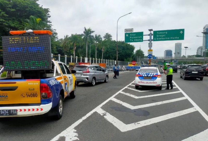 Kondisi arus lalu lintas didepan gedung DPR/MPR kembali normal usai massa demo Asosiasi Pemerintah Desa Seluruh Indonesia (Apdesi) telah membubarkan diri, Rabu (5/7/2023).