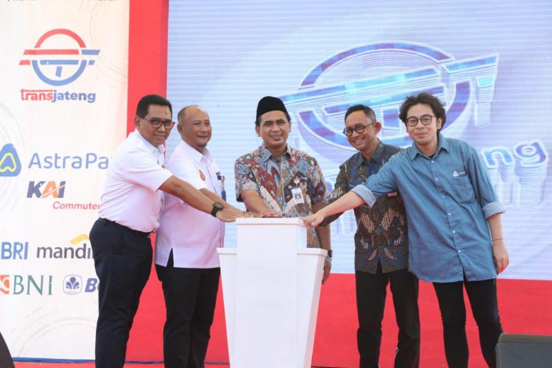 Peresmian Cashless Payment Trans Jateng oleh (Kiri ke Kanan) Perwakilan KAI, Wakil Gubernus Jawa Tengah – Taj Yasin Maimoen, Perwakilan Bank Indonesia Provinsi Jawa Tengah – Junanto Herdiawan, Head of Strategic & Merchant Partnership AstraPay – Steven Nathaniel./foto:istimewa/AstraPay