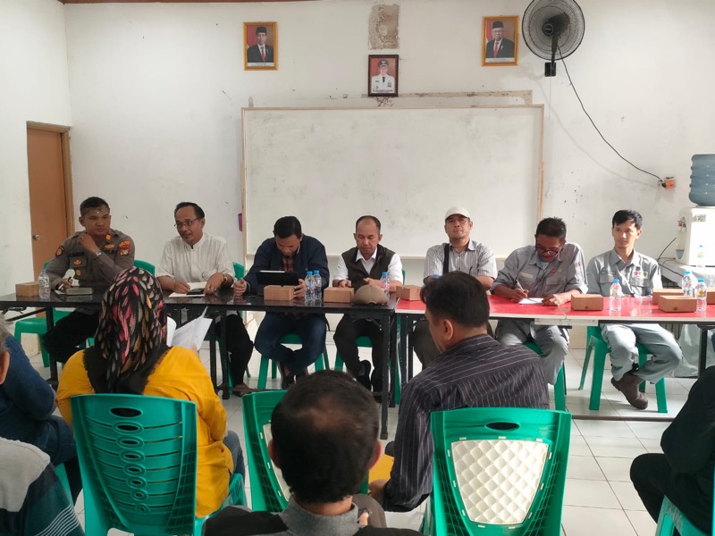 Polsek Jatiasih melakukan pertemuan musyawarah dengan warga Perumahan Kemang IFI RW 014, terkait dampak pembangunan tanggul di Komplek Kemang IFI Graha, Jatiasih, Kota Bekasi, pada Rabu (5/7/2023).
