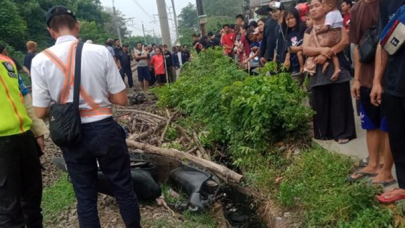 Sepeda motor ringsek usai disambar kereta di perlintasan sebidang Tambun.