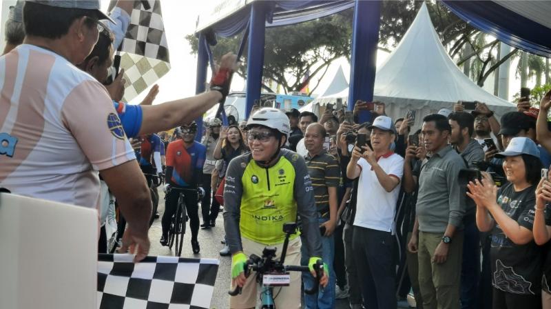 Pelepasan perdana Royke Lumowa bersepeda keliling dunia pada kegiatan Pekan Keselamatan Nasional 2023 di Monas, Jakarta (8/7/2023).