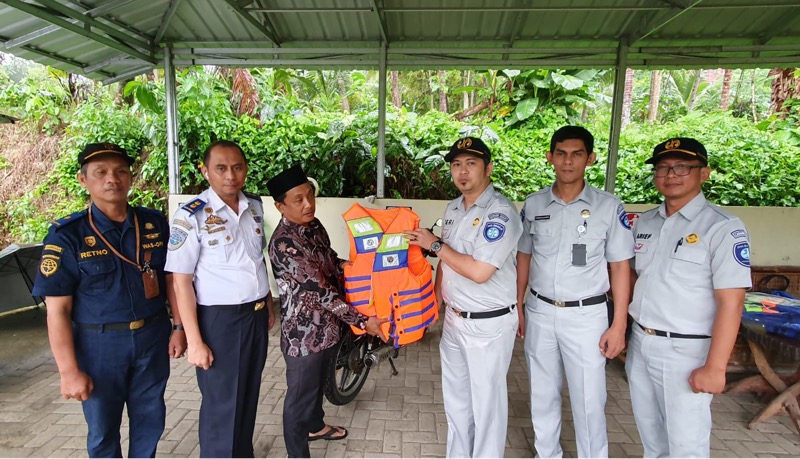 Jasa Raharja Jawa Barat membagikan Alat Keselamatan, berupa life jacket kepada pihak TSDP BPTD Kelas II Jawa Barat.