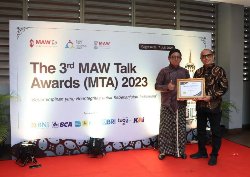 VP Public Relations KAI Joni Martinus meraih penghargaan sebagai tokoh PR berpengaruh 2023.