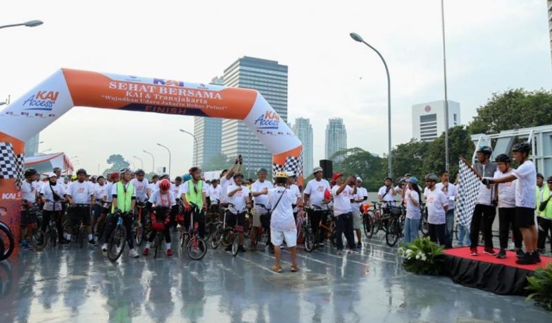 KAI dan Transjakarta berkolaborasi menggelar ajang olahraga bersepeda yang bertajuk Collaboride di Jakarta pada Sabtu (8/7/2023). 