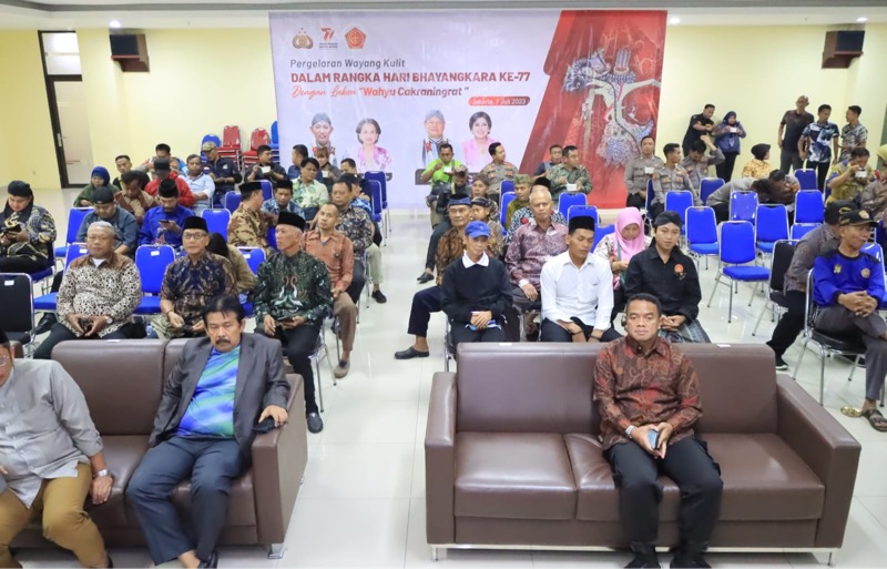 Polres Metro Bekasi Kota Gelar Nonton Bareng Pagelaran Wayang Kulit dengan Lakon “Wahyu Cakraningrat“  ditampilkan dari Lapangan Bhayangkara Mabes Polri melalui tayangan live streaming youtube.