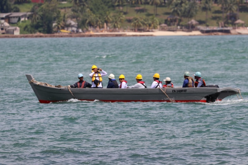 Tim perawatan menuju Pulau Putri Nongsa