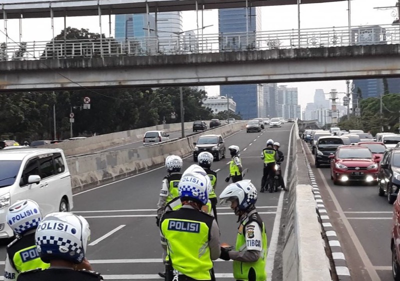 Polisi menilang para pemotor nekat menerobos Jalan Layang Non-Tol (JLNT) Casablanca, Jakarta Selatan (Jaksel).