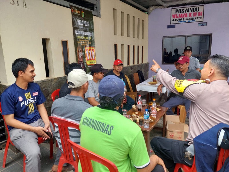 Bhabinkamtibmas Kelurahan Jatirahayu, Aiptu Mintra, melaksanakan kegiatan sosialisasi dan imbauan Pelayanan Halo Polisi 110.