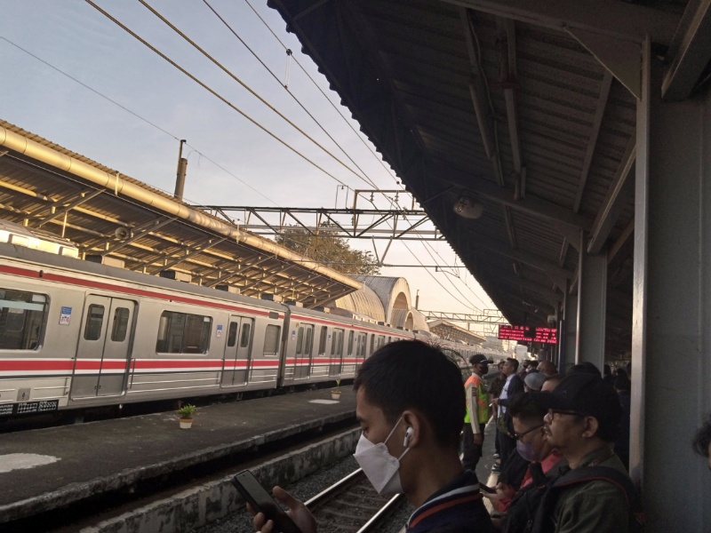 Penumpang di Peron I Stasiun Bojong Gede pagi ini