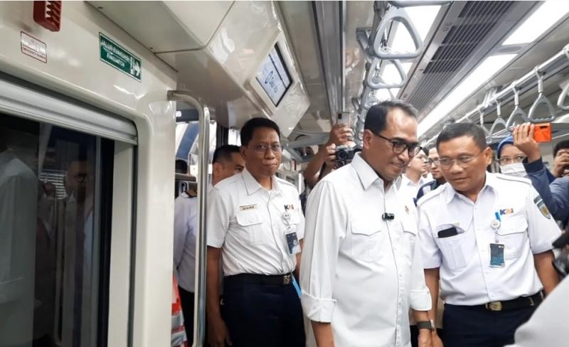 Menhub Budi Karya Sumadi bersama Dirut KAI Didiek Hartantyo saat uji coba LRT Jabodebek, Rabu (12/7/2023).