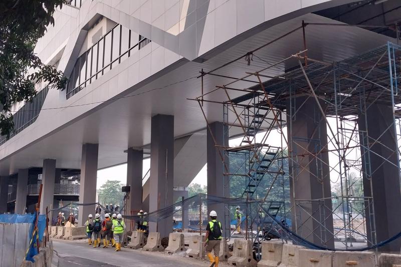 Situasi pembangunan jembatan penyeberangan multiguna Dukuh Atas yang ditargetkan rampung 31 Juli 2023.