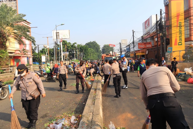 Dalam rangka pembersihan sampah serentak Polda Metro jaya dalam 