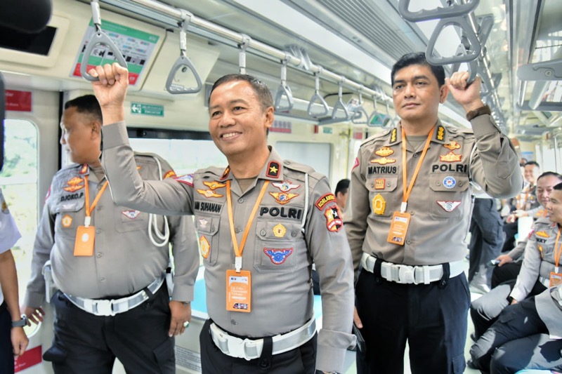 Dirgakkum Korlantas Polri Brigjen Pol Aan Suhanan menjajal moda transportasi publik LRT.