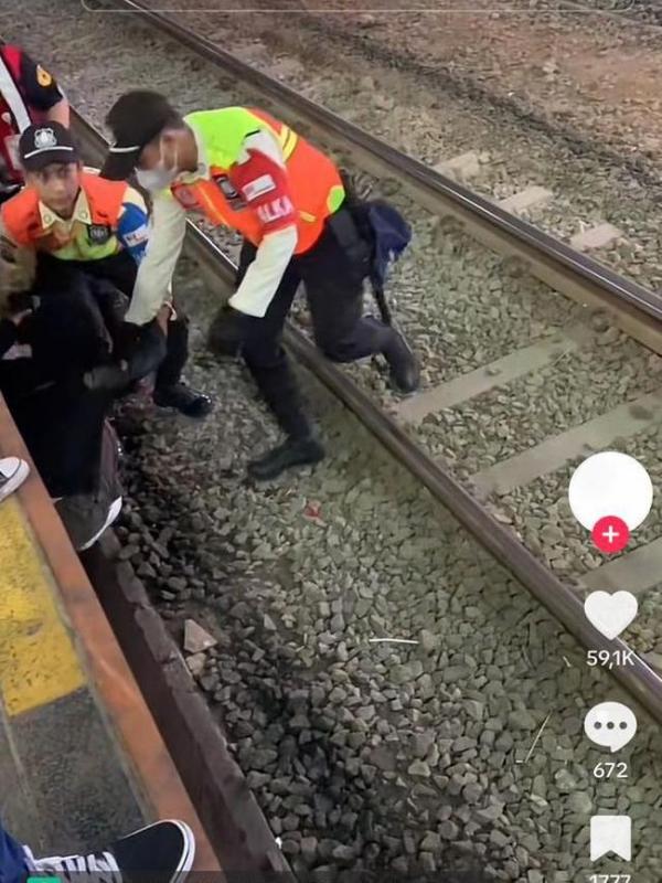 Viral penumpang KRL jatuh lewat celah peron Stasiun Sudirman. (tangkapan layar)
