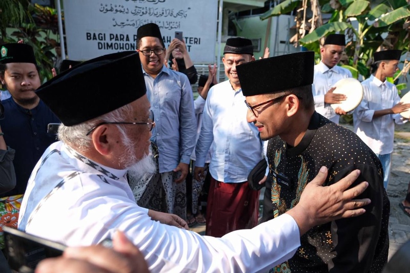 Menparekraf Sandiaga Uno disambut hangat saat tiba di Ponpes di Jombang