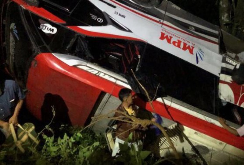 Bus MPM masuk jurang di kawasan Sitinjau Lauik.