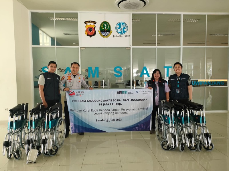 Sebagai bentuk program Tanggung Jawab Sosial & Lingkungan (TJSL) PT Jasa Raharja Cabang Utama Jawa Barat memberikan bantuan berupa kursi roda.
