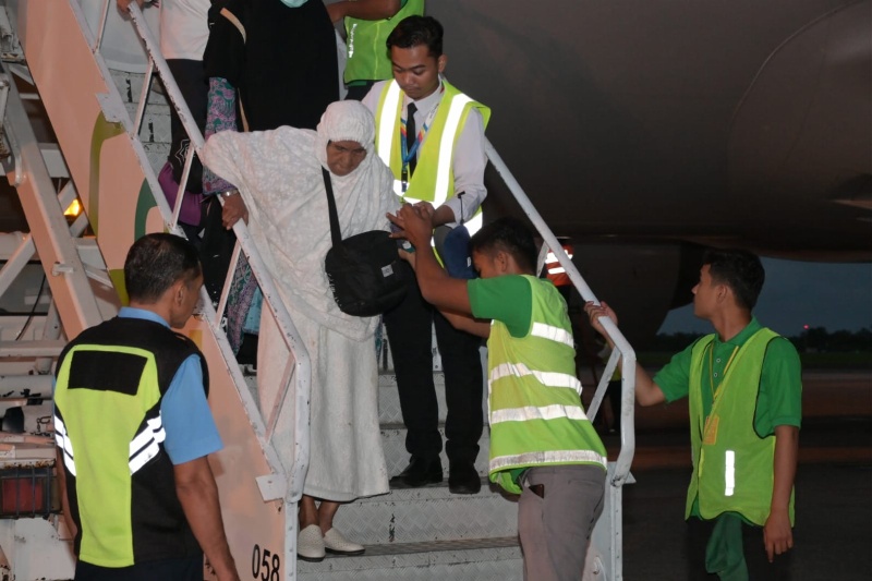 Ketibaan jamaah haji di Bandara Minangkabau, Sumatera Barat